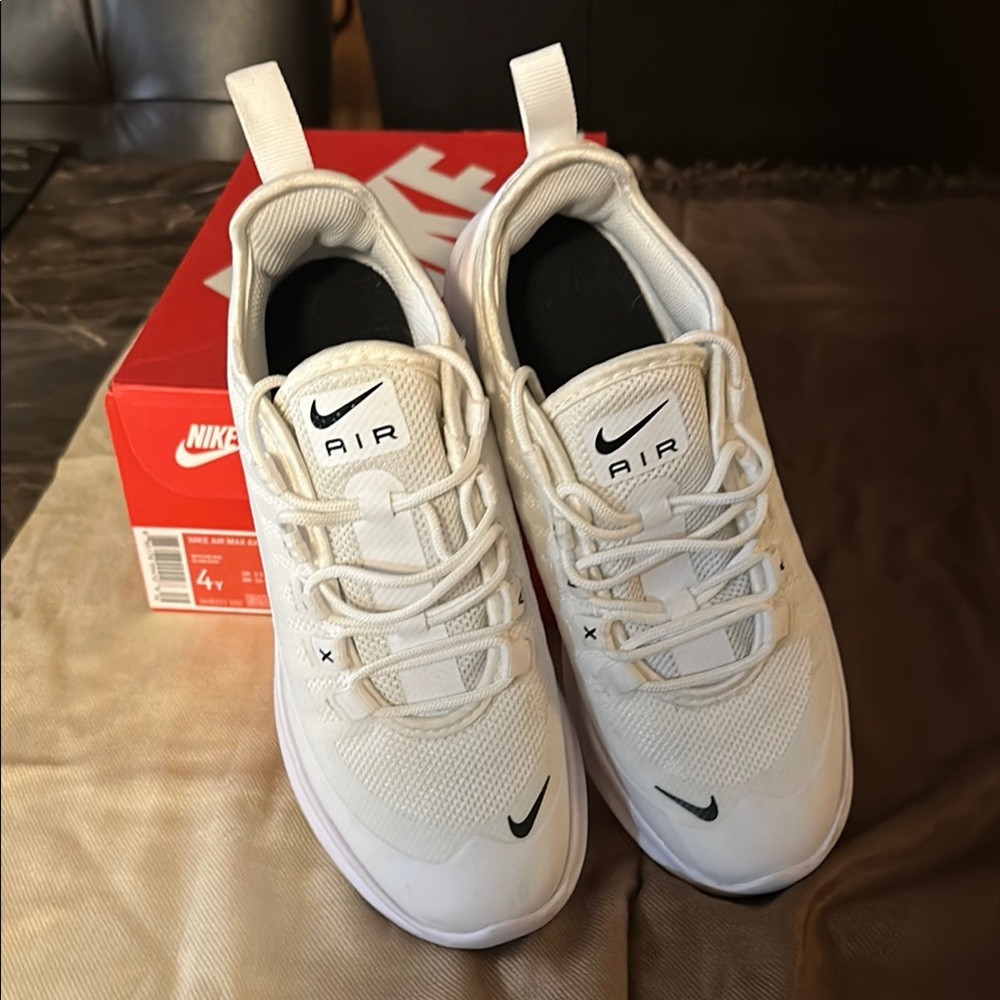 Nike White Athletic Shoes with Air Cushioning